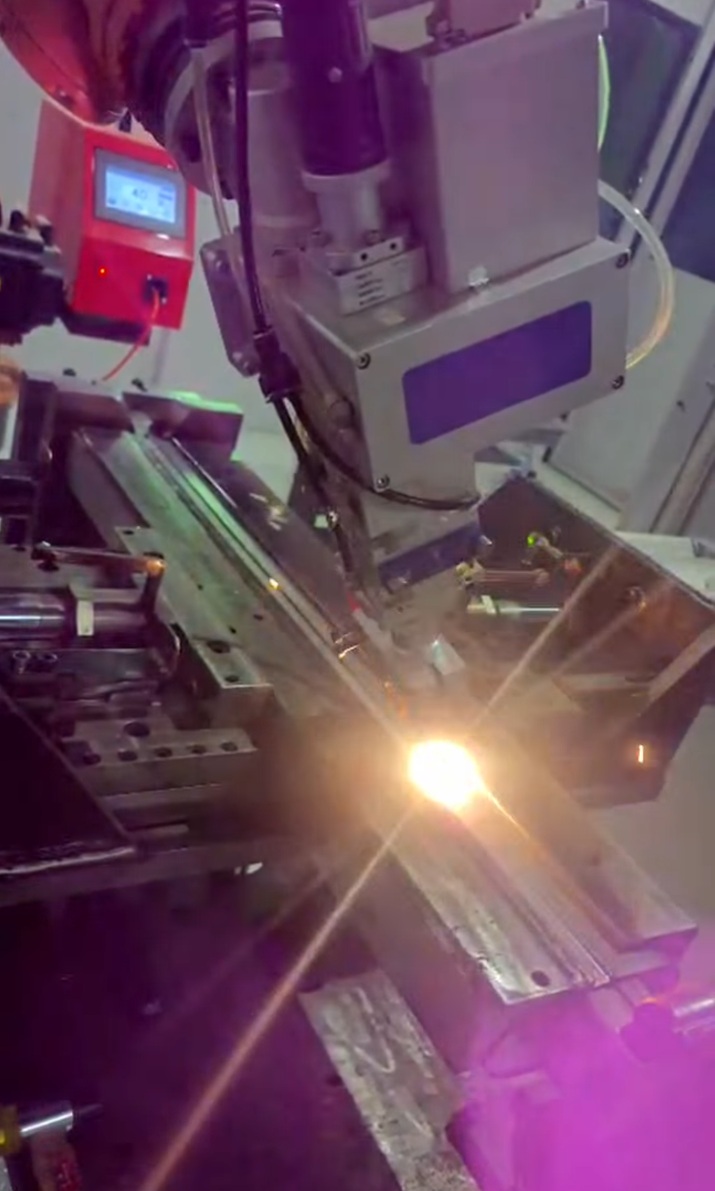 Processo de solda a laser na Lazza Componentes